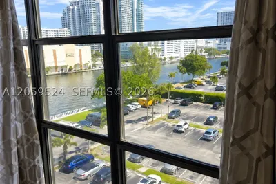 800 Parkview Dr #716 1
