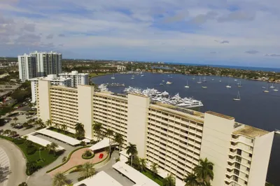 132 Lakeshore Drive #718 1