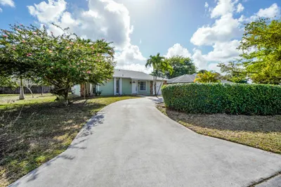 120 Swan Parkway W 1