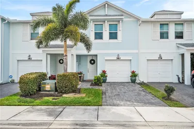 380 SE Sea Hunt Way 1