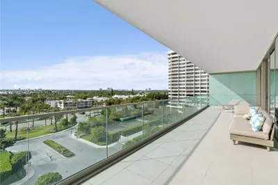 10201 Collins Ave #705 1