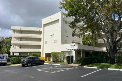 3186 Via Poinciana #211 1