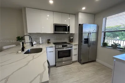 10130 Sunrise Lakes Blvd #207 1