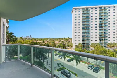 19390 Collins Ave #516 1