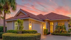 OnTheMarket…3 🛌, 2 🛁 + Den 🏡with Extraordinary Lake Views!