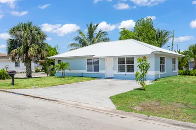 561 SW 10th Street 1