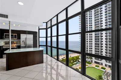 6423 Collins Ave #1702 1