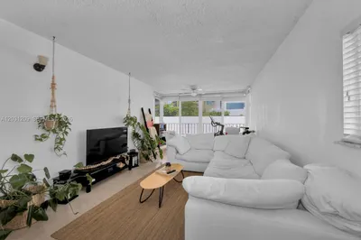 2539 S Bayshore Dr #PH5 1