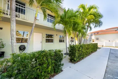 2319 Tamarind Drive #201 1