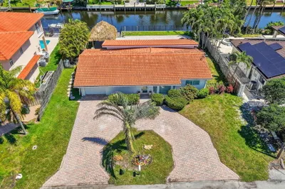 Large Circular Driveway with one car Garage