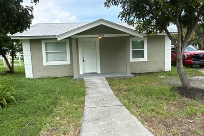 429 SE Lake Street 1