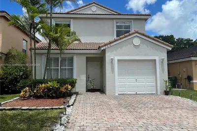 Move-In Ready, spacious and impeccable Single Fami