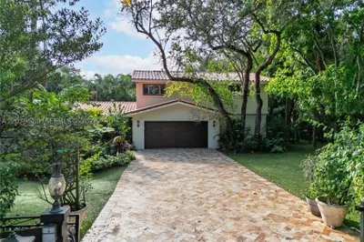 737 NW 4th St 1