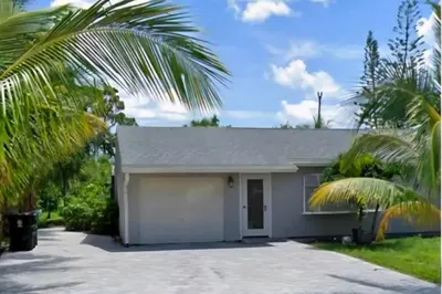 1813 SE Balleto Street 1