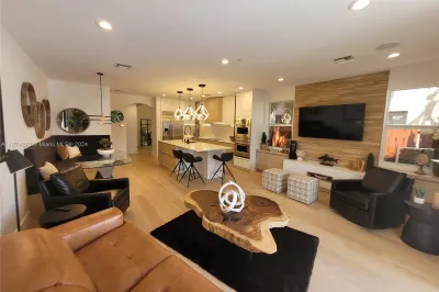 1372 Bayview Dr 1