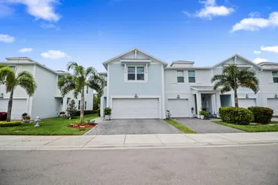 384 SE Sea Hunt Way 1
