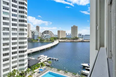 905 Brickell Bay Dr #1121 1