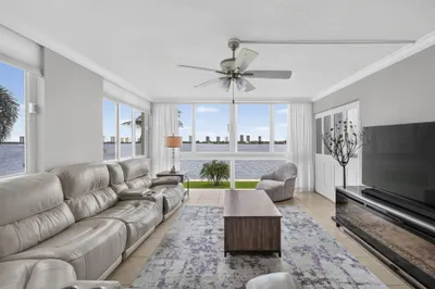 301 LAKE SHORE Drive #201 1