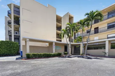 890 N FEDERAL Highway #202 1
