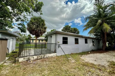 EFFICIENCY IN THE REAR PATIO WITH FENCE