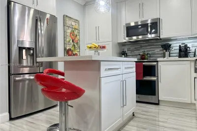 MODERN KITCHEN WITH ISLAND