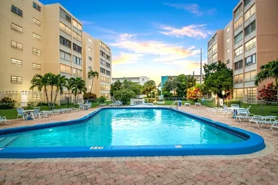 301 NE 14th Ave #207 1