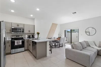 1147 SW 7th Ct 0 1