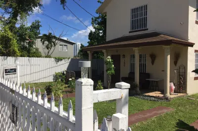 160 NW 27th St 1