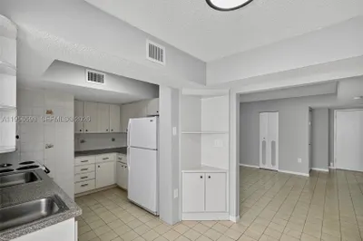 2924 Collins Avenue #501 1