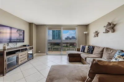 6039 Collins Ave #936 1