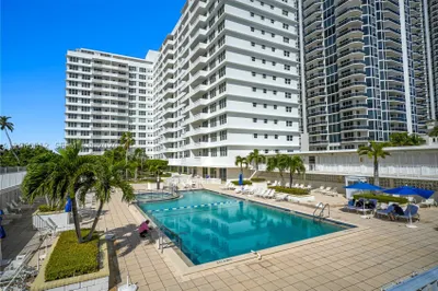4747 Collins Ave #201 1