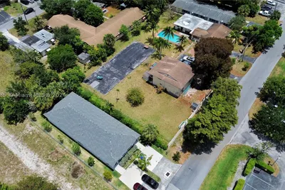 883 SW 10th St 1