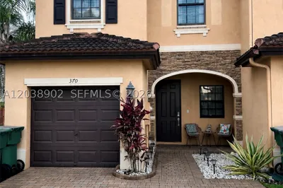 370 NE 37th Pl 1