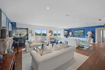330 Cocoanut Row #5b 1