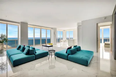 4779 Collins Ave #PH4201 1