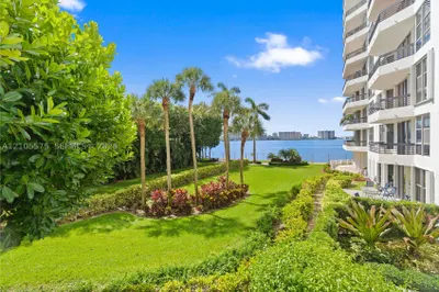 3600 Mystic Pointe Dr #215 1