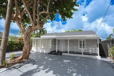 550 NW 43rd Pl 1