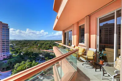 10 Edgewater Dr #11F 1