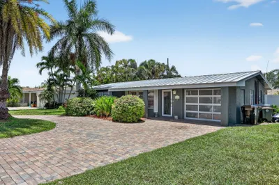Beautiful curb appeal with oversized circular pave