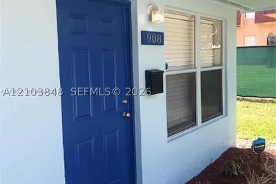 906 Greenbriar Dr #908 1