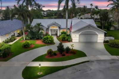 SENSATIONAL 3/3 LAKEFRONT POOL HOME welcomes you h