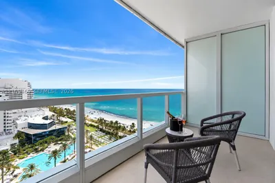 4391 Collins Ave #1704 1