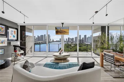 1000 Venetian Way #810 1