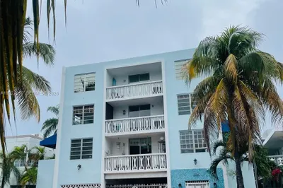 335 Collins Ave #302 1