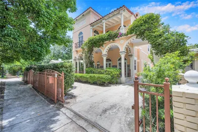 30 NE 44th St 1