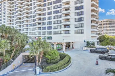 2500 Parkview Dr #2411 1