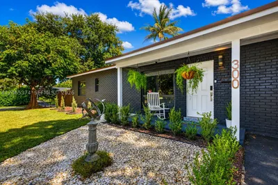 300 NW 28th St 1