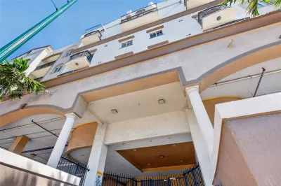 Granada Condo