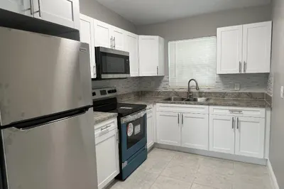 WOOD KITCHEN W/STAINLESS STEEL APPLIANCE