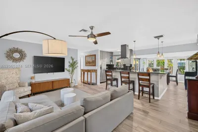 300 NW 28th St 1